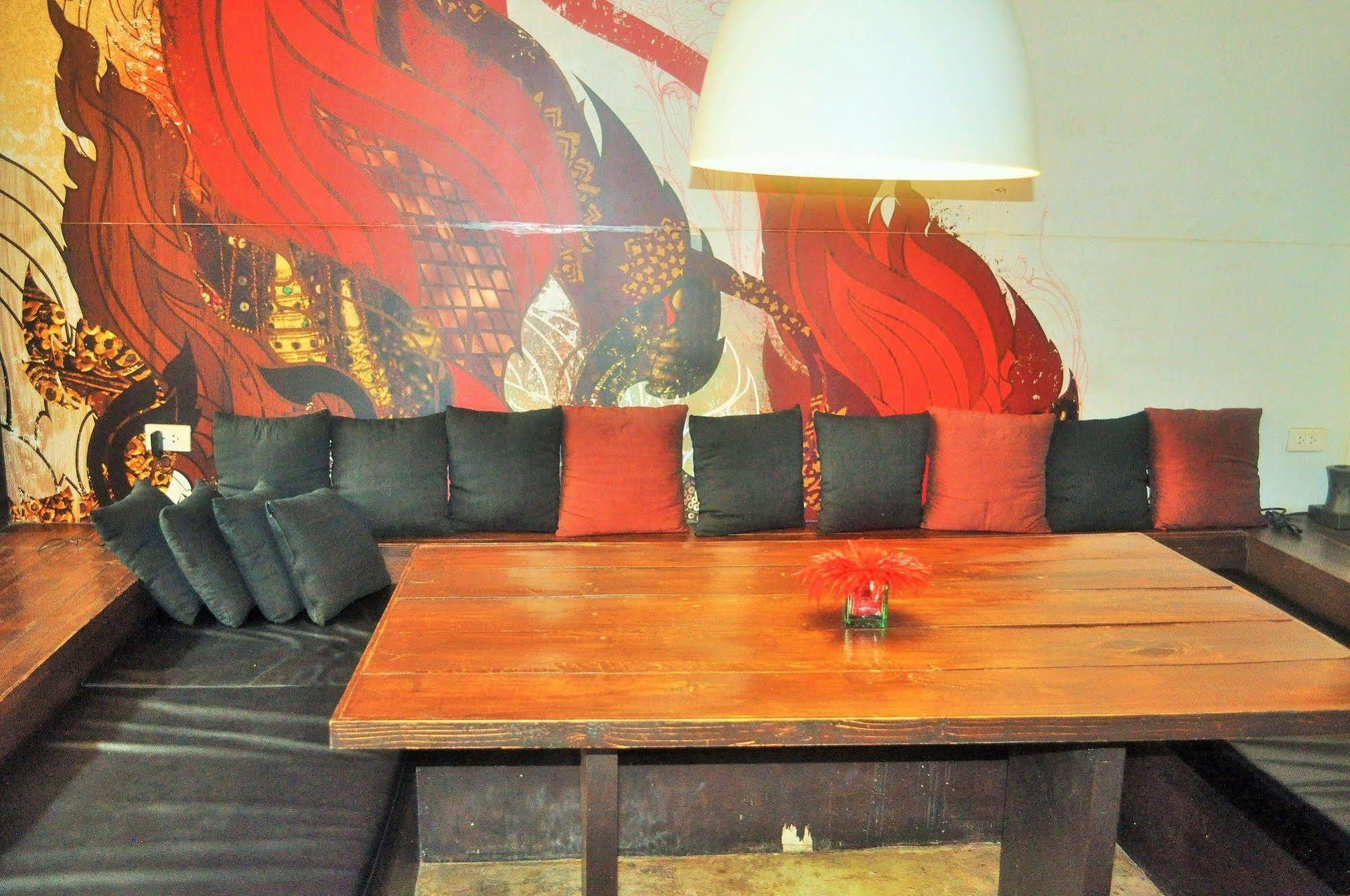 Seven Hotel Банкок Екстериор снимка